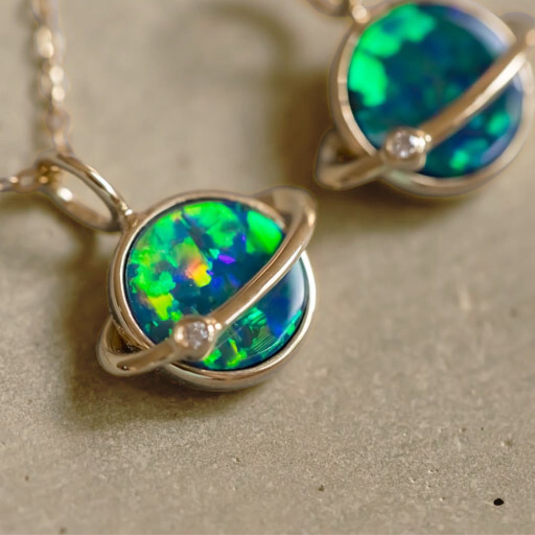 LunarOpal mit Diamant der Earth Kollektion auf sandigem Untergrund - FAERELLI