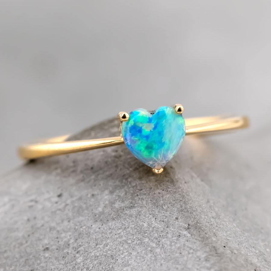 Goldener Opalring, Herzform mit türkis/grünem Feuer der Pulse of Love Kollektion von FAERELLI