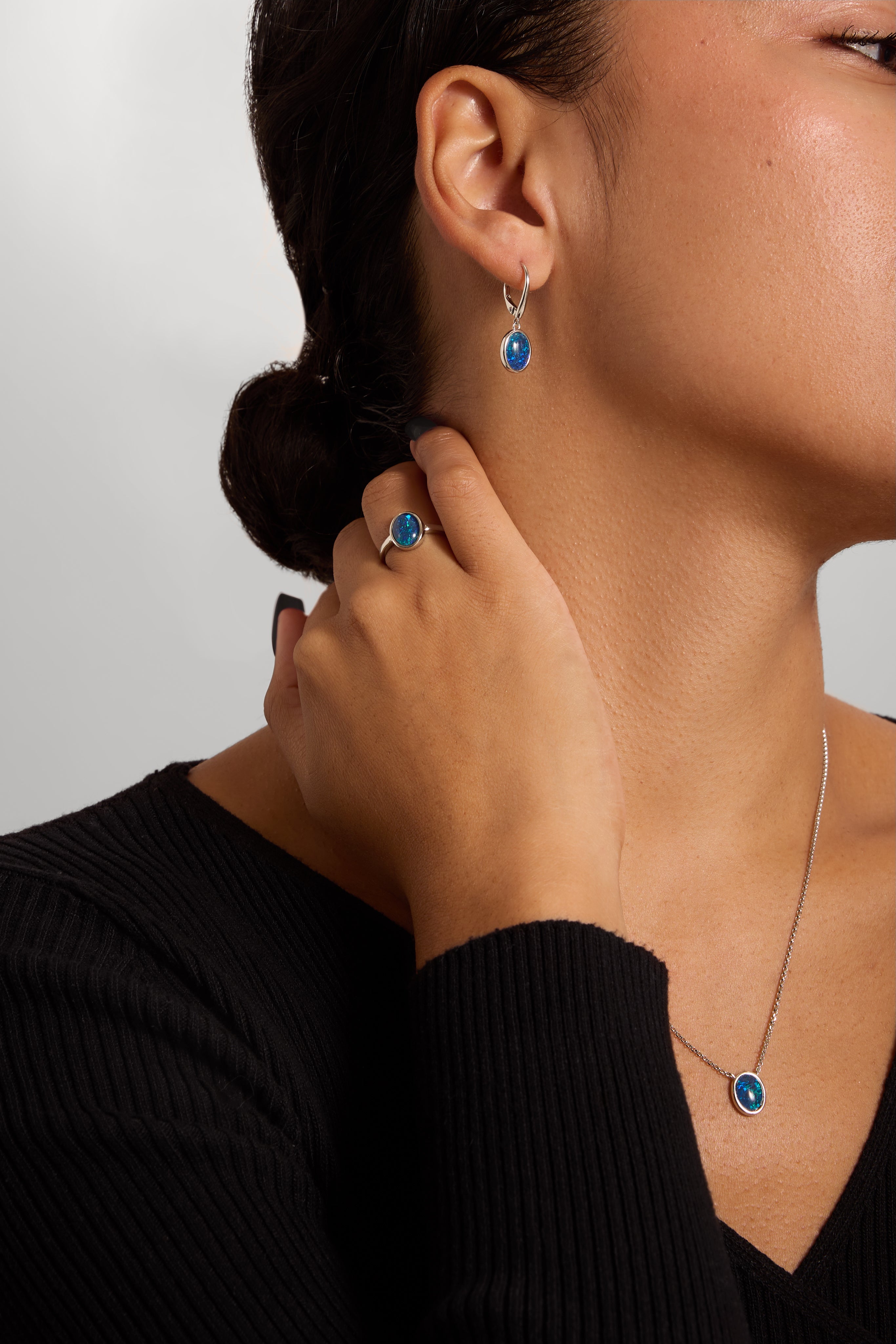 Model mit Opalschmuck -schwarzer Opal, Ellipsenform 18K vergoldetes Silber