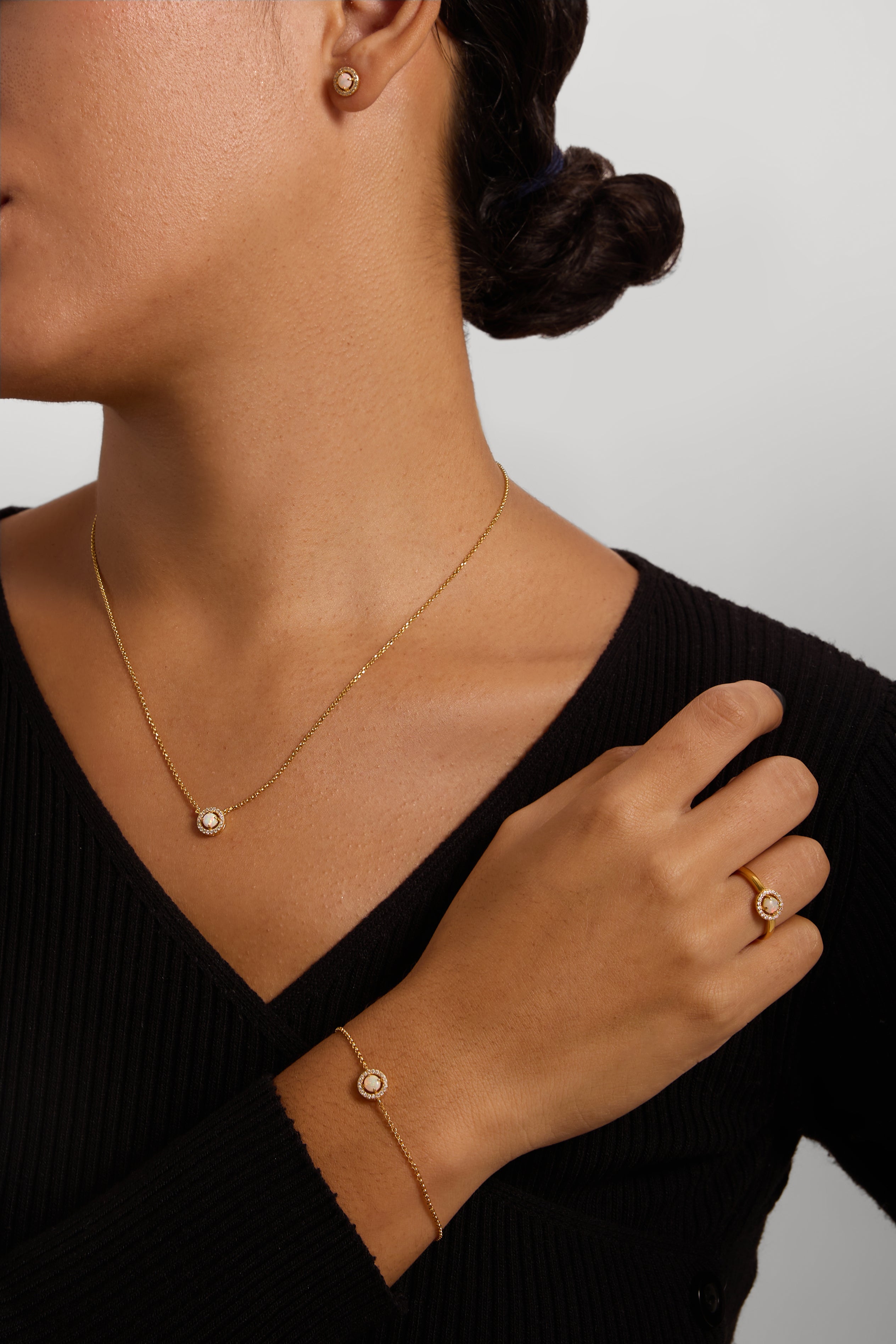 Modell trägt Opalschmuck Set mit weißem Vollopal