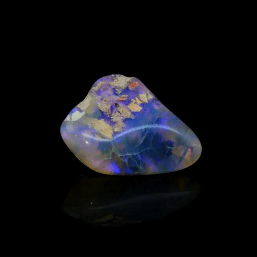 Crystal Opal mit durchscheinendem Körper und schimmernden blauen und violetten Farbtönen, teilweise mit sandigen Einschlüssen, auf schwarzem Hintergrund