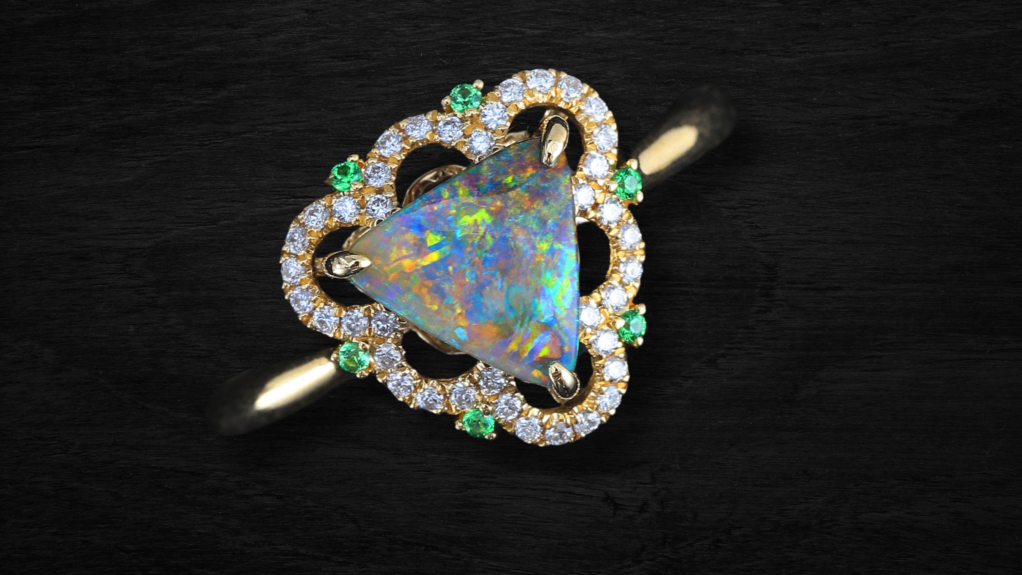 Goldring mit 40 Diamanten und einem Dreieckigen Opal, Holz im Hintergrund