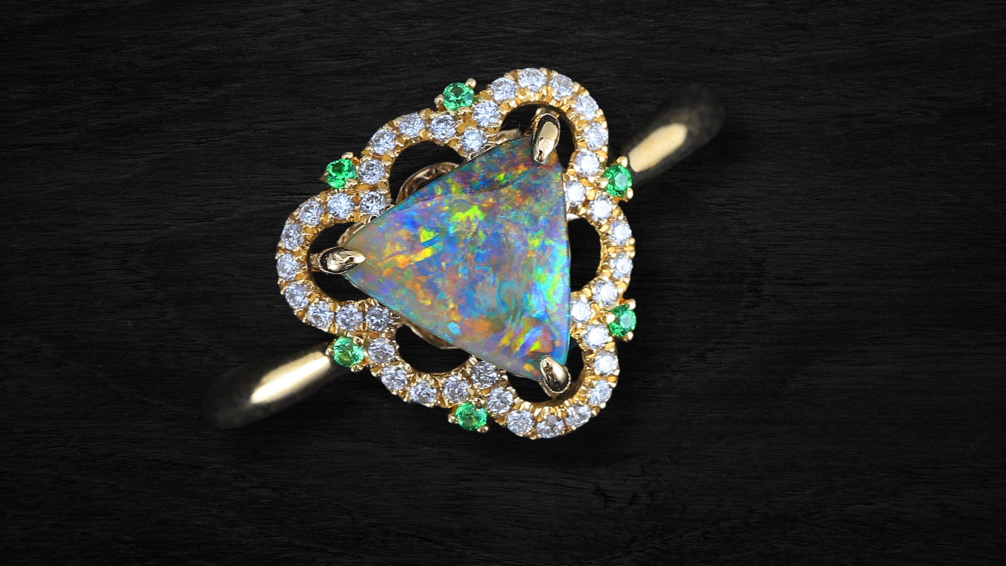 Goldring mit 40 Diamanten und einem Dreieckigen Opal, Holz im Hintergrund