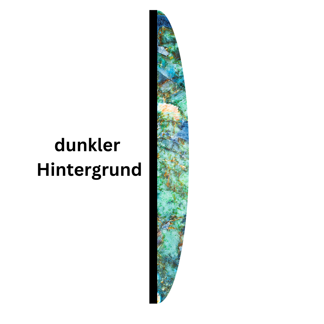 Seitenansicht einer Opaldublette, bestehend aus einer Opalschicht auf einem dunklen Hintergrund.