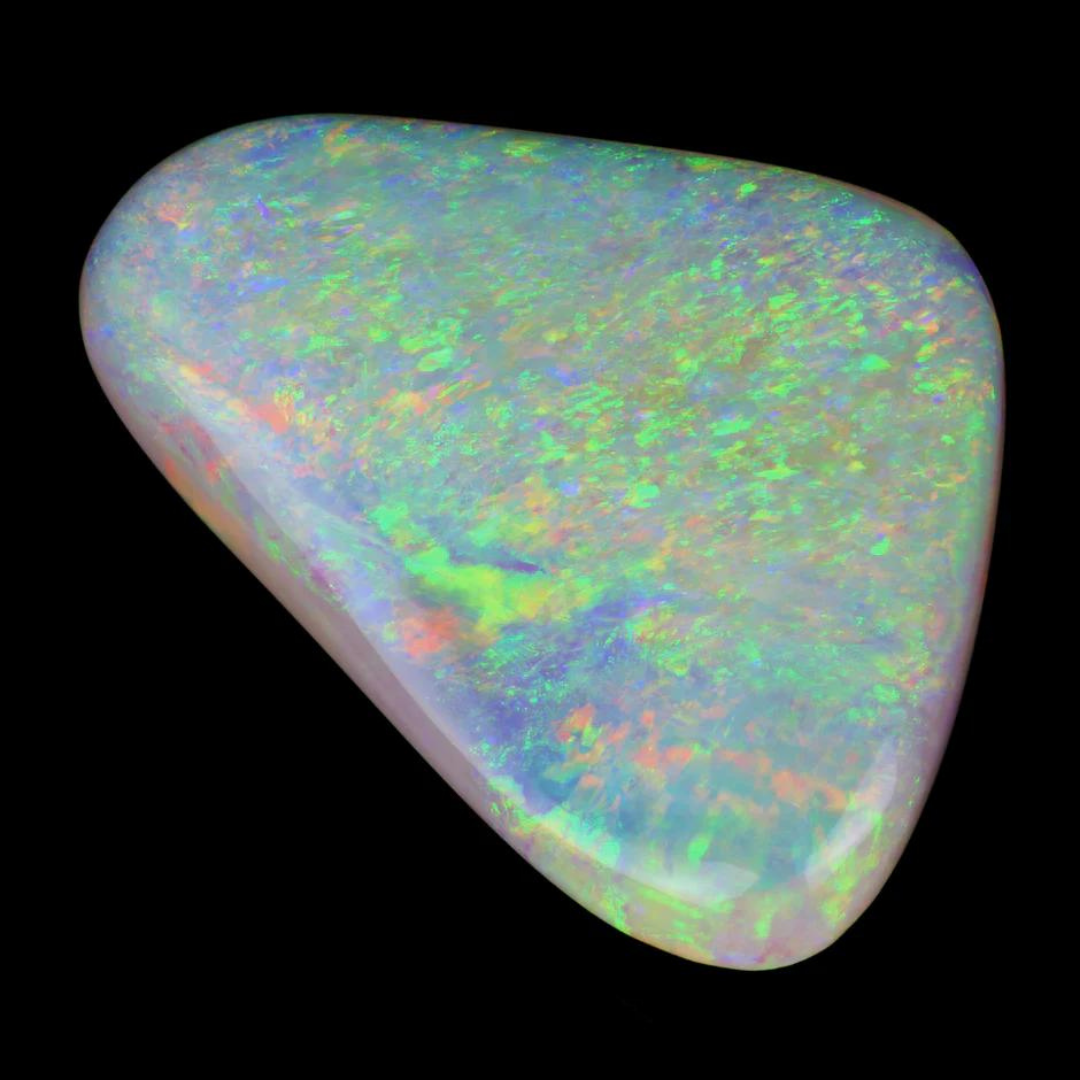Weißer Opal mit schimmernden Pastellfarben, hauptsächlich in Grün-, Blau- und Rosatönen, auf schwarzem Hintergrund
